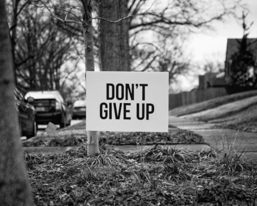 A sign which says "Don't Give up!"