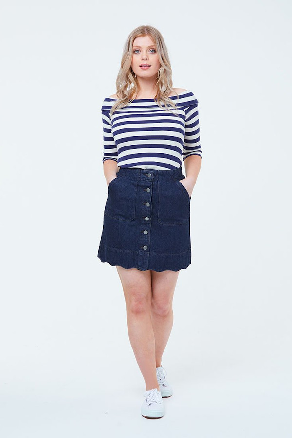 Women wearing a skirt with hands in her pockets