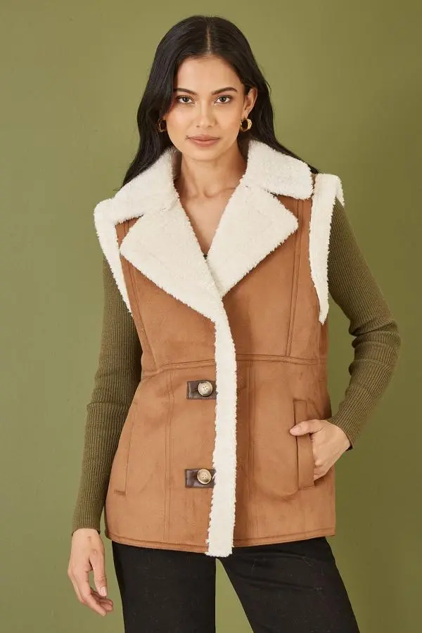 Yumi Women's Brown Sherpa Style Button Up Gilet 