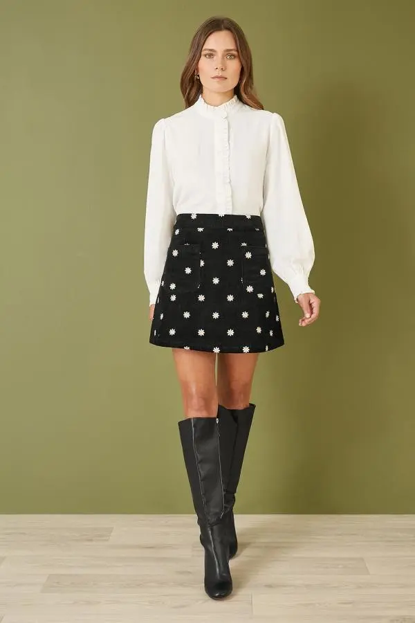 Yumi Women's Black Corduroy Embroidered Daisy Mini Skirt 