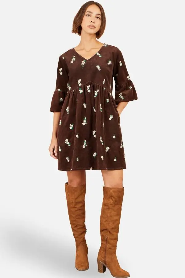 Yumi Women's Embroidered Daisy Cord Dress in Chocolate 
