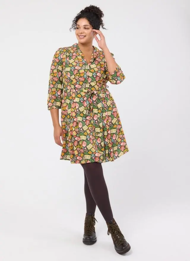 Joanie Clothing Barbara Floral Book Print Button