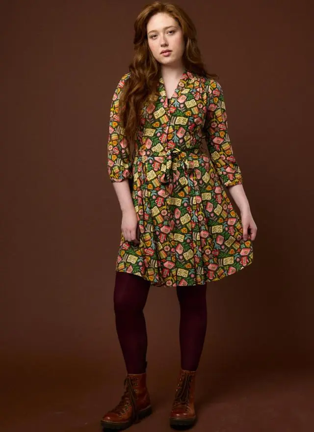 Joanie Clothing Barbara Floral Book Print Button