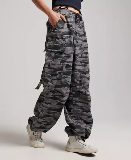 Superdry Women's Baggy Parachute Pants Grey / Wave Tiger Camo - 