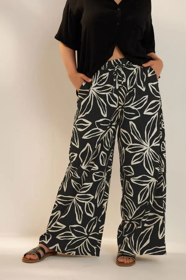 Yours Curve Black & White Floral Print Textured Wide Leg Trousers, Women's Curve & Plus Size, Yours
