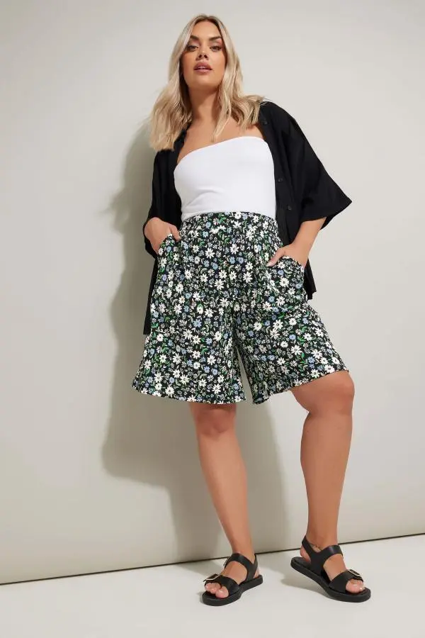 Yours Curve Black Ditsy Floral Textured Shorts, Women's Curve & Plus Size, Yours