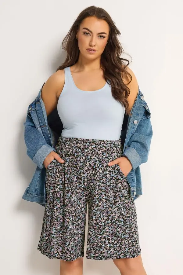 Yours Plus Size Black Ditsy Floral Shorts Size 20