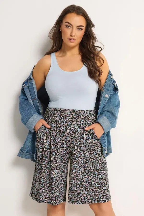 Yours Plus Size Black Ditsy Floral Shorts Size 30-32