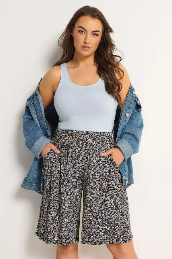 Yours Plus Size Black Ditsy Floral Shorts Size 30-32